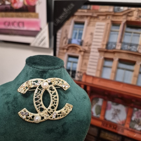 Rare CHANEL Cambon Gold Brooch with Pearls and Crystals - Picture 2 of 3